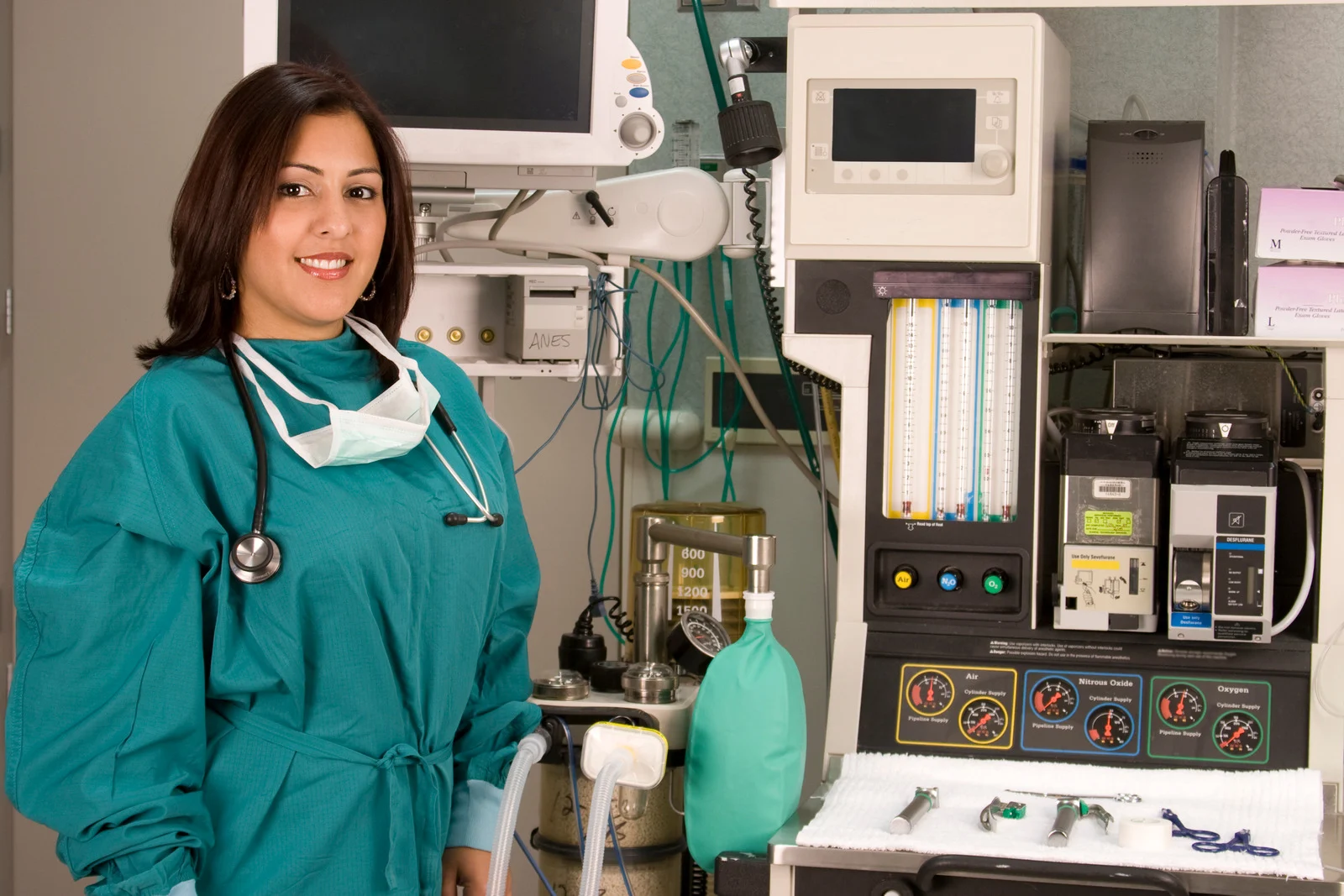 Anestesiólogo monitoreando paciente